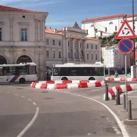 Krožišče je označeno s prometnim znakom, ki ga dopolnjuje znak o prepovedi parkiranja. A oba avtobusa na fotografiji sta parkirana, saj je  to avtobusno postajališče, in brez voznikov.