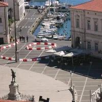 Tartinijev trg je slabo in malomarno varovan del kulturne dediščine. Njegova morebitna obnova pa bo znova osušila žepe domačinov.