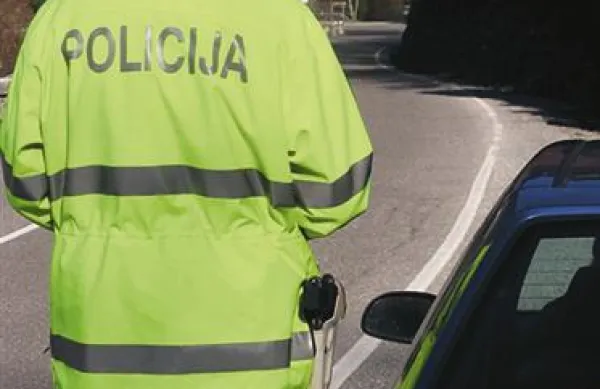 Slovenska policista med sezono na pomoč hrva&scaron;kim kolegom