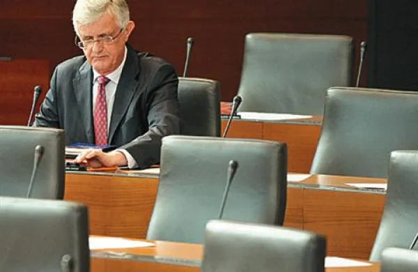 Pavel Gantar naj bi kot predsednik državnega zbora odstopil še ta mesec, pravi prvak Zares Gregor Golobič. Gantar pa datuma odstopa ne želi napovedovati.