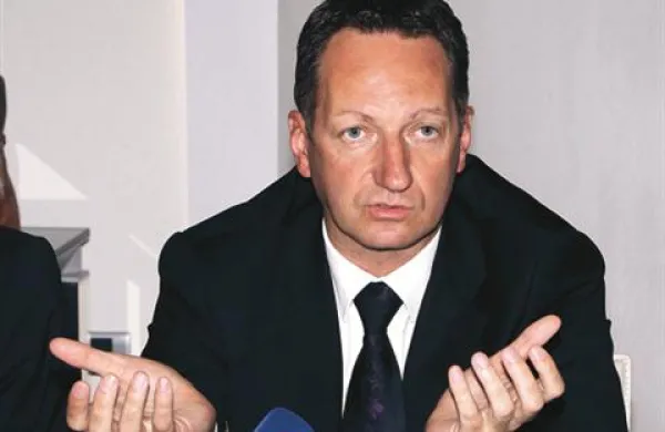 V stranki Zelena koalicija Popovičevo izločitev zahtevajo, ker naj bi bil pravnomočno obsojen zaradi davčne utaje in kot tak neprimeren za županski položaj.