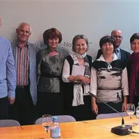  Opus Eda Mihevca je združilo mnoge strokovnjake (z leve): direktor Arhitekturnega muzej dr. Peter Krečič, dekan Fakultete za arhitekturo dr.  Peter Gabrijelčič,     avtor razstave  dr. Janez Kresal, dekanja Visoke šole za dizajn Nada Matičič, vodja razstavnega programa Cankarjevega doma Nina Pirnat Spahić, urednici monografije Edo Mihevc Jasna Kralj Pavlovič in Neža Čebron lipovec, za njima arhitekt Marko Korošic in Mitja Guštin, predstojnik Inštituta za dediščino Sredozemlja UP 