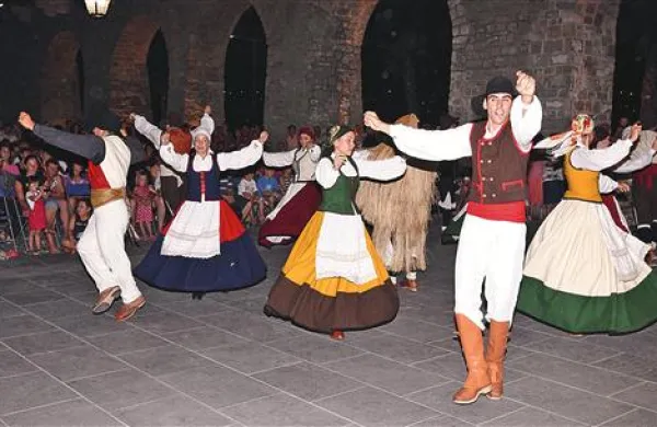 Folkloristi  pokažejo delček svoje domovine in zgodovine. Na fotografiji je skupina Nosa Terra iz Španije med nastopom v koprski Taverni.