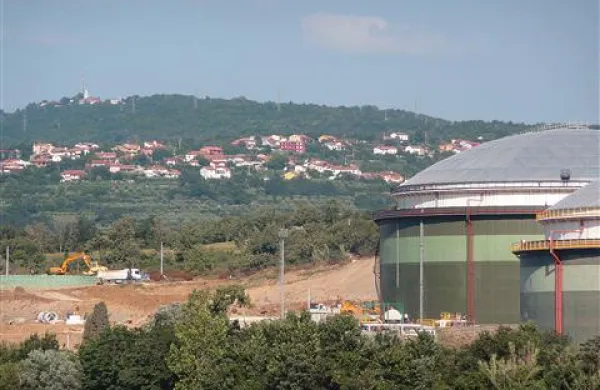 Grafist na Serminu koplje gradbeno jamo bodočih rezervoarjev naftnih derivato