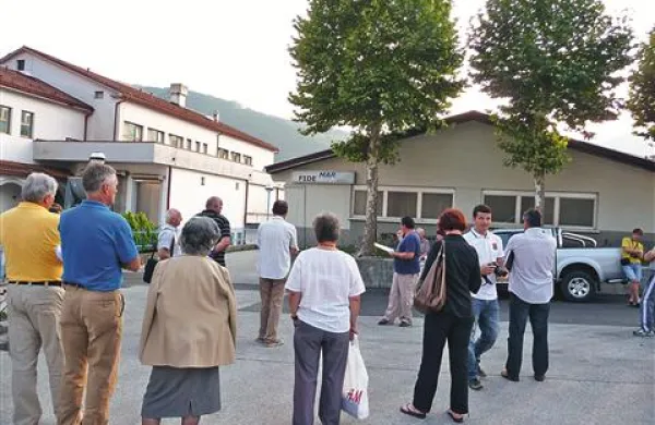 Načrtovana gradnja prevelikega bloka je sosesko  tako razburila, da zdaj v celoti podpirajo Kmetijsko zadrugo