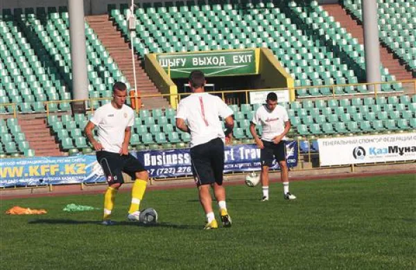 Koprčani so se v Karagandi soočili z luknjastim igriščem s previsoko travo ...