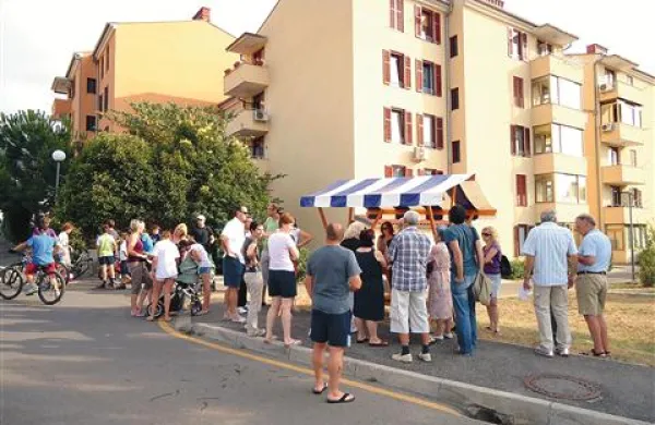 Stanovalci Ulice Zvonimira Miloša so prisluhnili načrtom za ureditev dodatnih parkirnih površin    