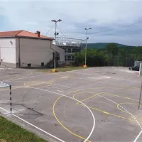 Na zunanjem športnem igrišču so že namestili koše in zarisali črte na igralnih poljih za košarko, rokomet, odbojko in nogomet
