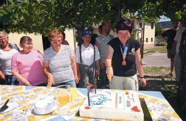 Monika Arčon (desno) je s prijatelji zadovoljna razrezala tudi darilo - torto 