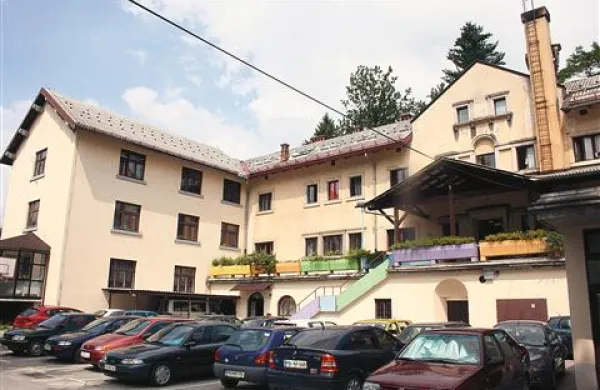 Zastarel bivši  dijaški dom to poletje polnijo le sezonski delavci