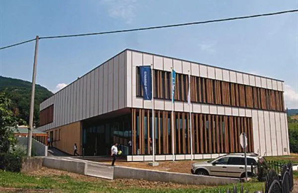 Nova, energetsko varčna stavba družbe Gen-I v Kromberku ima lastno sončno elektrarno, čistilno napravo ter ogrevanje in hlajenje s toplotno črpalko.  