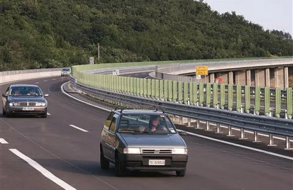 Petričevo podjetje je postavilo tudi odbojno ograjo na hitri cesti čez Rebrnice, a za to (še) ni dobilo plačila