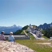 Pozimi na Višarje prihajajo predvsem smučarji, poleti romarji 