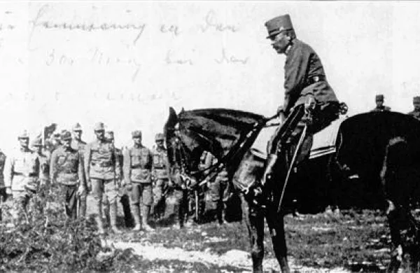 Svetozar Borojević pregleduje čete 