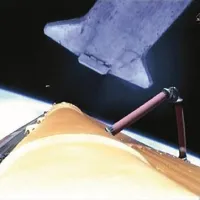  Nasin posnetek prikazuje raketoplan Atlantis v trenutku, ko (kmalu po izstrelitvi) zapušča zunanji rezervoar goriva.