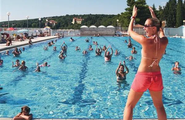 Za vodno aerobiko je redno precej zanimanja. Pa saj niti ne čudi, zakaj.