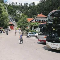 V juliju in avgustu v Predjami zmanjkuje parkirišč