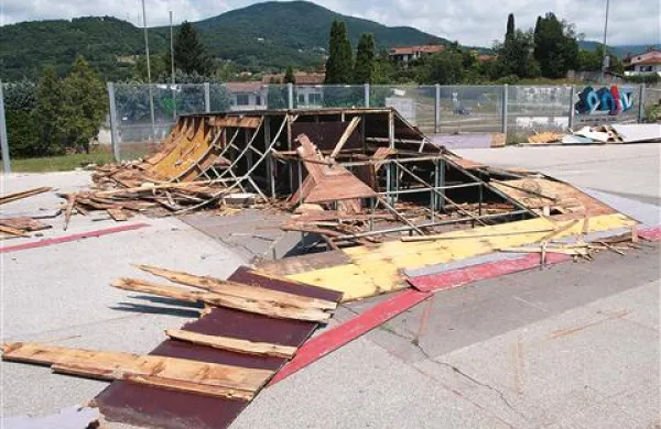 Na občini obljubljajo, da bo to, kar je ostalo od skejt parka, v  kratkem počistila Komunala 