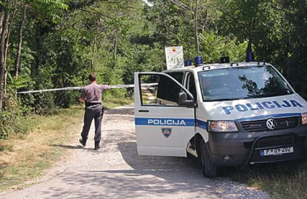 Novogoriški policisti so blizu spomenika na Cerjah našli moško truplo. Šlo naj bi za Tržačana Roberta Menicalija. 