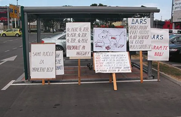 Podizvajalci so se “oborožili” tudi s protestnimi transparenti.