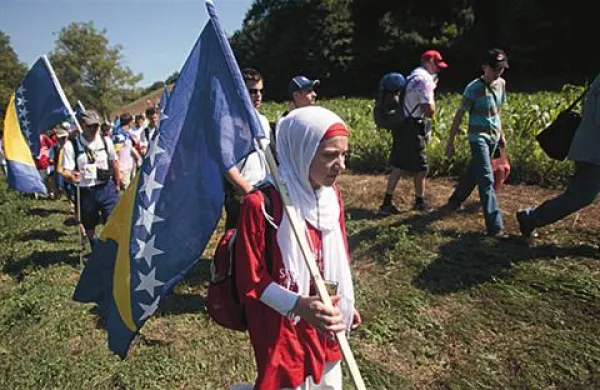 S tridnevnim pohodom iz kraja Šapna do Srebrenice bodo obeležili 16. obletnico genocida, ko so sile bosanskih Srbov v dneh po zavzetju te bošnjaške enklave 11. julija 1995 ubile 8000 Bošnjakov.