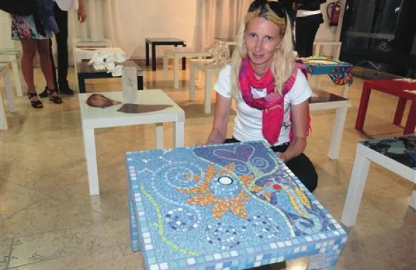  Majda Šumnik je svojo   mizico odela v steklo in  keramiko