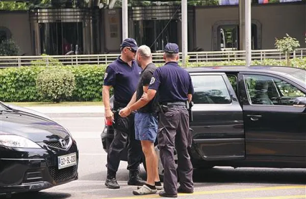 Šest osumljenih so k preiskovalnemu sodniku na sodišče v Novi Gorici privedli v četrtek zgodaj popoldne.