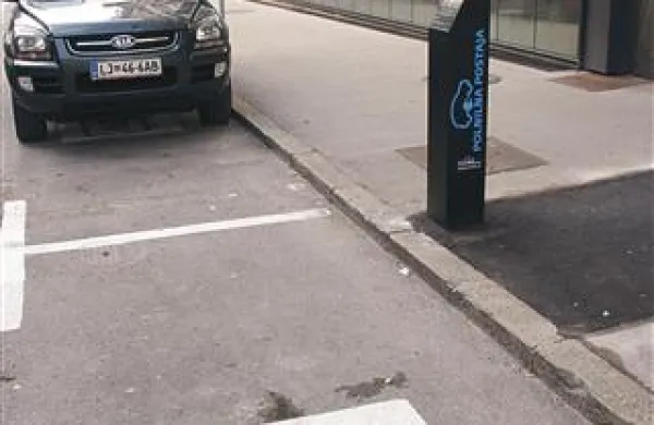 V Sloveniji je v središčih mest vse več polnilnic za električne avtomobile. V Ljubljani tako za te avtomobile parkiranje ni več problem.