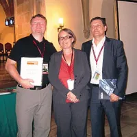 Nagrado sta iz rok Helene Russel (revija Bridge design&engineering) prevzela projektanta Rok Mlakar (levo) in Viktor Markelj, oba iz biroja Ponting Maribor.