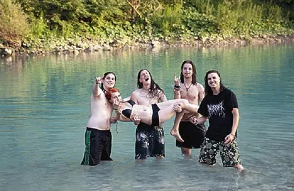 Obiskovalci Metalcampa se lahko ohladijo v turkizni Soči. Utrinek z lanskega Metalcampa.