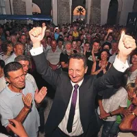 Popoviča je na Carpacciovem trgu, kjer je njegova stranka KJN imela volilni štab, množica pozdravila kot pravo zvezdo.