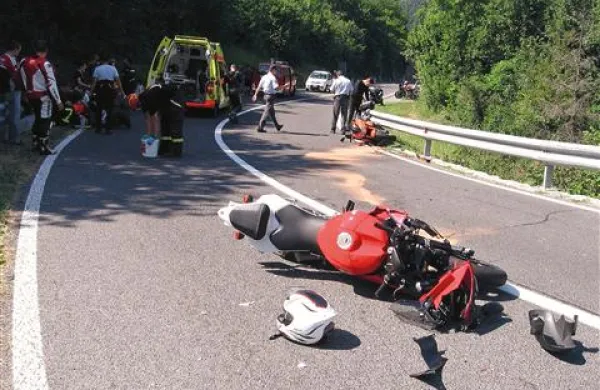 Pri naselju Planina pri Postojni sta trčila dva motorista.