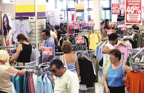 Kupci še vedno radi kupujejo na razprodajah, čeprav trgovci cene pogosteje znižujejo tudi med letom.