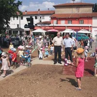 Otroci so kmalu napolnili novo igrišče in preizkusili vsa igrala. Po nasmejanih obrazih sodeč so bili zadovoljni.