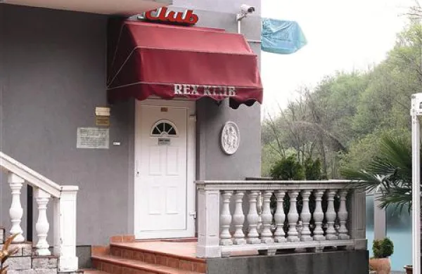 V klub Rex je  zahajal tudi tajni policijski delavec, ki je na sodišču zatrdil, da z dekleti ni seksal in da jim je plačeval le za pijačo in pogovore.