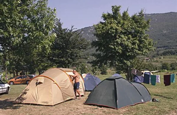 V šotorih ali pred njimi ni varno hraniti vredne predmete in denar.