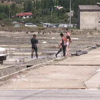 Pred leti so sredi solin v Strunjanu zasačili obiskovalce, ki so se  nenadzorovano mazali z blatom in tako morda poškodovali plast petole. 