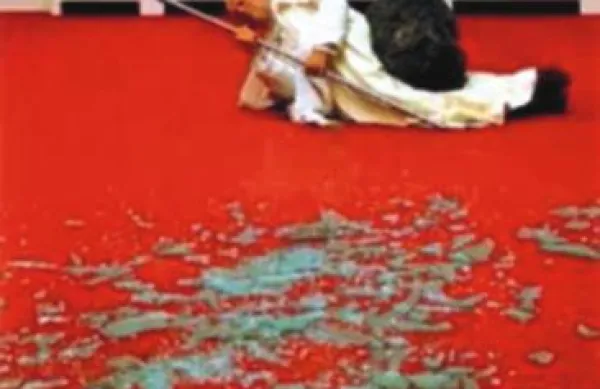Maurizio Cattelan je že razvnemal umetniške kroge s podobo Papeža, ki ga je zadel meteorit.