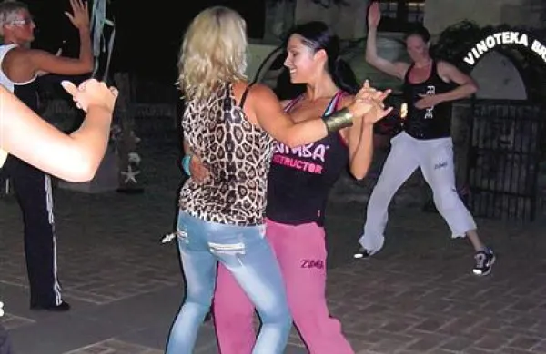 Ogrela jih je zumba, ohladile penine