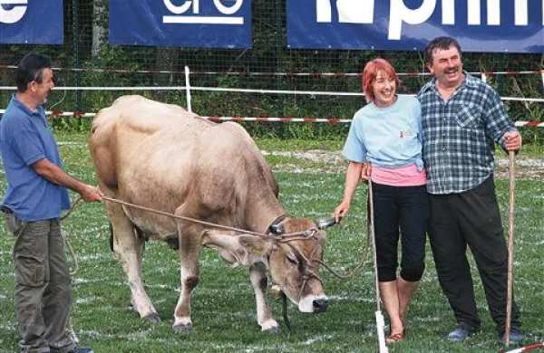 Z leve so gospodar kmetije France Krapež s Triglavko ter srečna izžrebanka Julija Vidmar s pastirjem Romanom Blaškom.