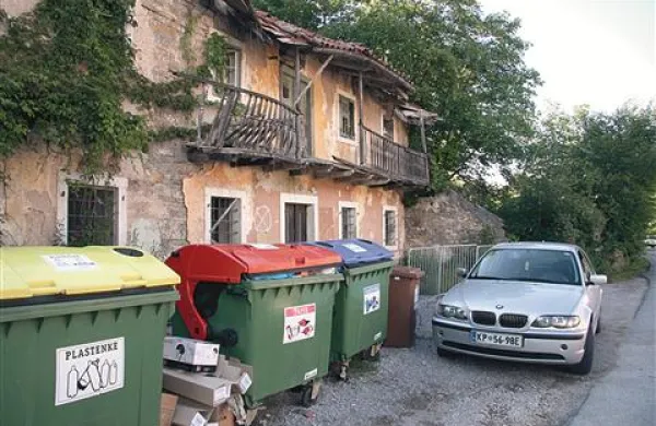 Ruševina pri ekološkem otoku kazi videz vasi Klanec