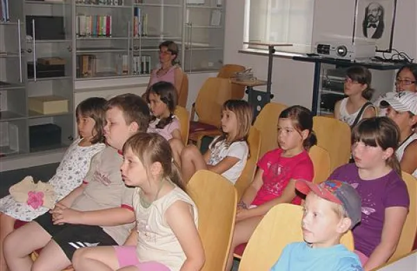 Akterji Dnevnega centra Sonček v študijski čitalnici med ogledom filma.