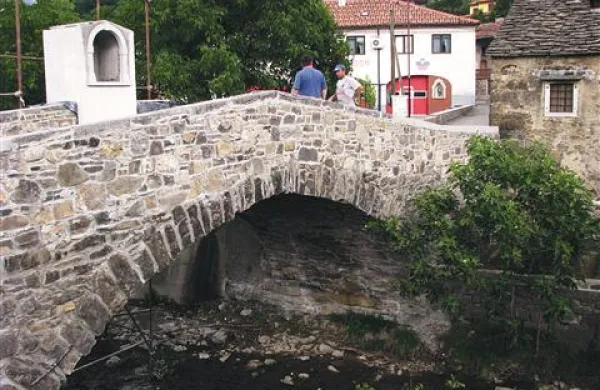 Do zaselka Podbreg je zdaj mogoče po prenovljenem kamnitem mostu z novo kapelico.