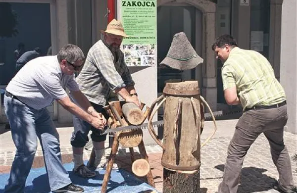 Člani turističnega društva Pod Kojco so delček svojega etnološkega Poletja predstavili v Idriji 