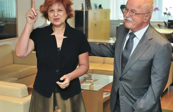 Ministrica za kulturo v odstopu Majda Širca je predala posle vršilcu dolžnosti ministrstva za kulturo Boštjanu Žekšu.