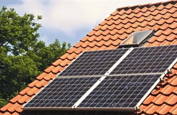 Pet odstotkov stanovanj na Slovenskem je v letu 2010 imelo nameščene sprejemnike sončne energije.