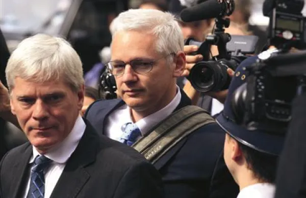 Julian Assange (desno) izpodbija februarsko odločitev sodišča o njegovi izročitvi Švedski.