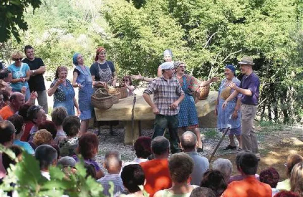 S skeči bodo v Pučah nastopili člani domačega kulturnega društva.