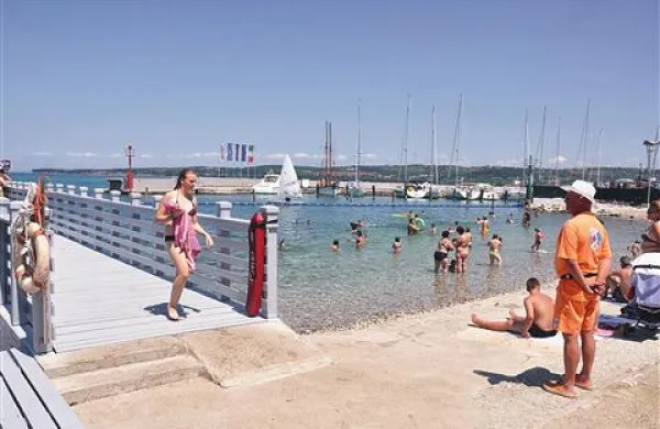 Za varnost obiskovalcev plaže je dobro poskrbljeno.