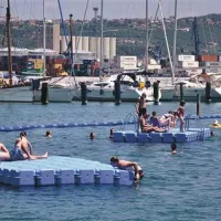Pred kopališčem sta nameščena dva splava.